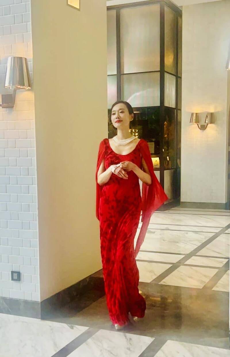 59歲的坣娜，始終以最佳狀態出現在週遭朋友面前，很難想像她正奮力與病魔對抗中。（翻攝自臉書）