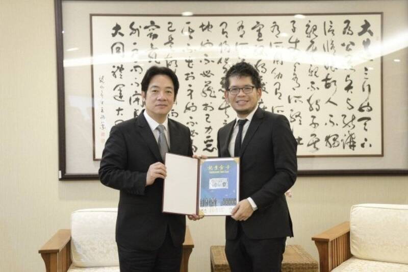 美國YouTube影音共享平台創辦人陳士駿與賴清德合照。（資料照；行政院提供）