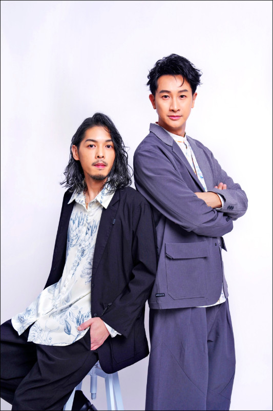 浪花兄弟開心合體，Darren（右）與楊常青為演出練團。（杰威爾提供）