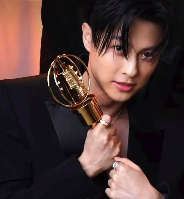 王子風光上台領獎，范姜曾發一個大問號令人好奇。（圖擷取自IG）