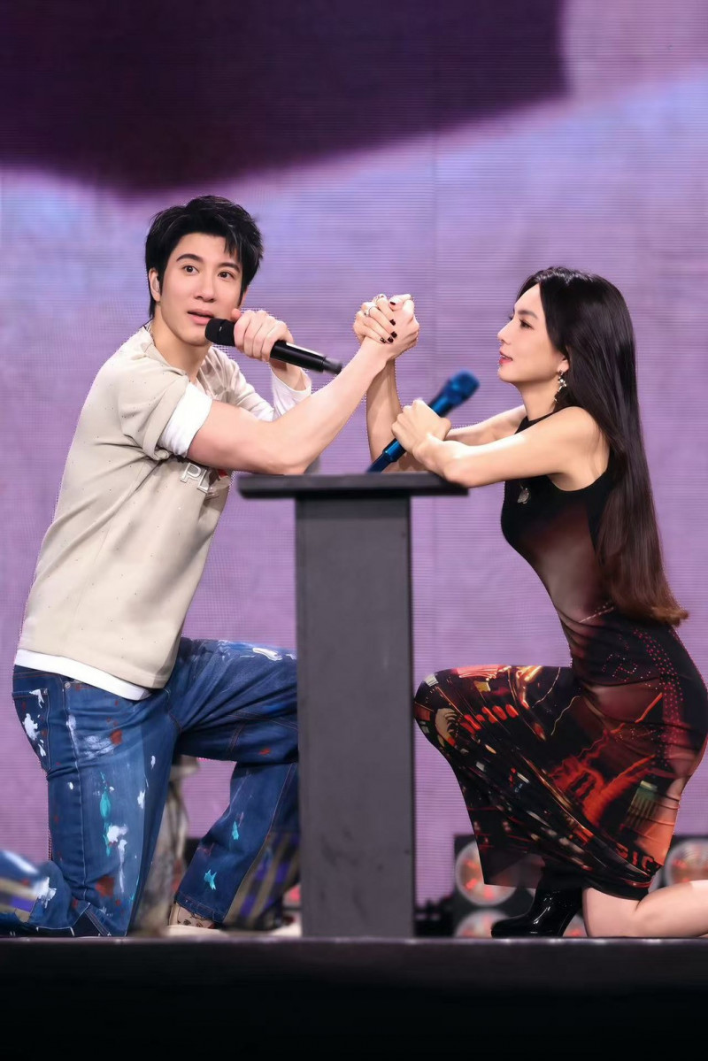 王力宏與Ella的合唱影片因爲版權問題被下架。（西東音樂提供）