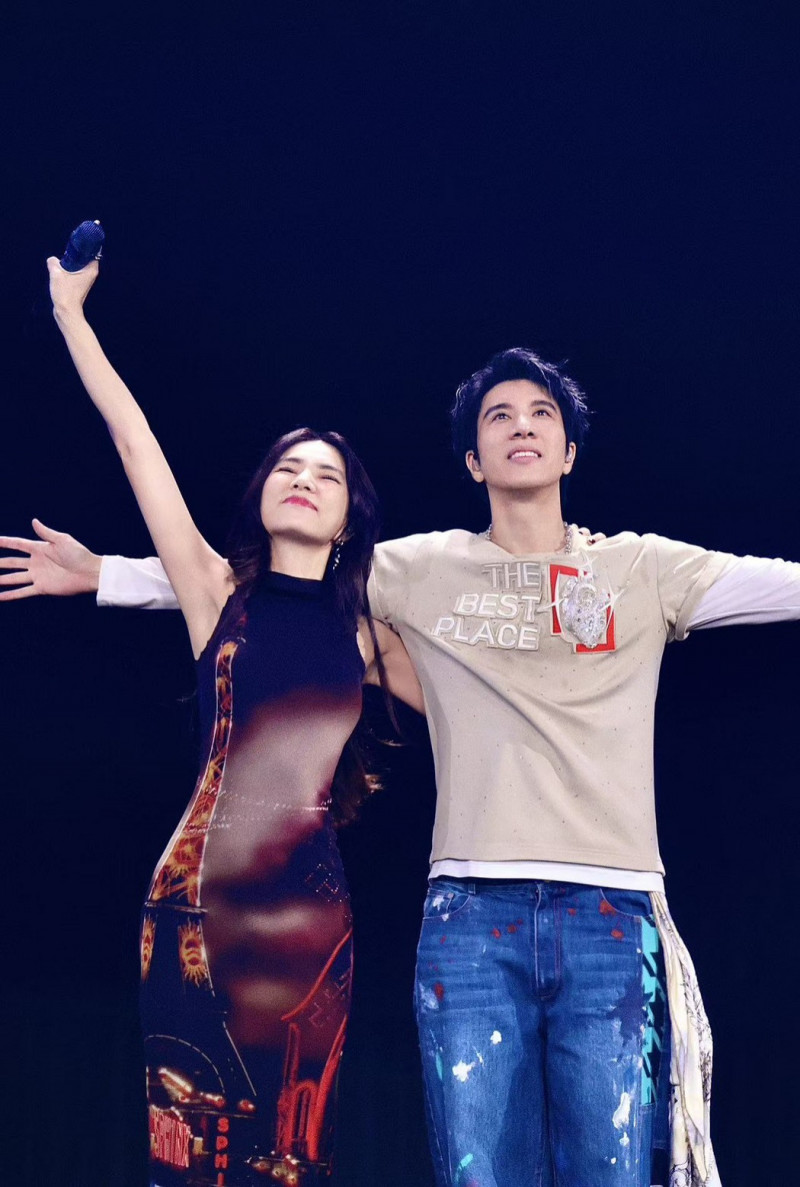 Ella擔任王力宏的演唱會嘉賓。（西東音樂提供）