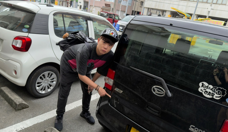 李岳沖繩旅遊發生車子擦撞意外。（種瓜得瓜工作室提供）