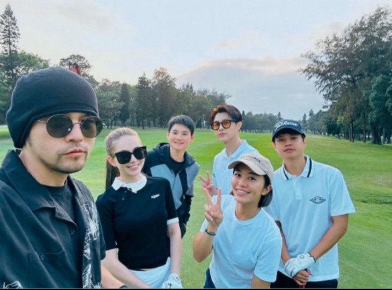 周杰倫（左起）、昆凌，曾邀王子（右三）一起去打高爾夫球。（翻攝自IG）