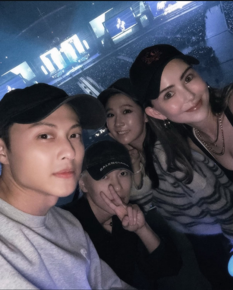 昆凌（右）曾安排王子（左）去大巨蛋看演唱會。（翻攝自IG）