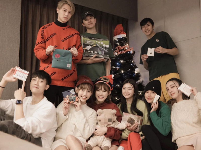 3年前耶誕節，王子（後排左一）手拿綠帽站在范姜彥豐（前排左一）與粿粿（前排左二）正後方，如今看來格外諷刺。（翻攝自IG）