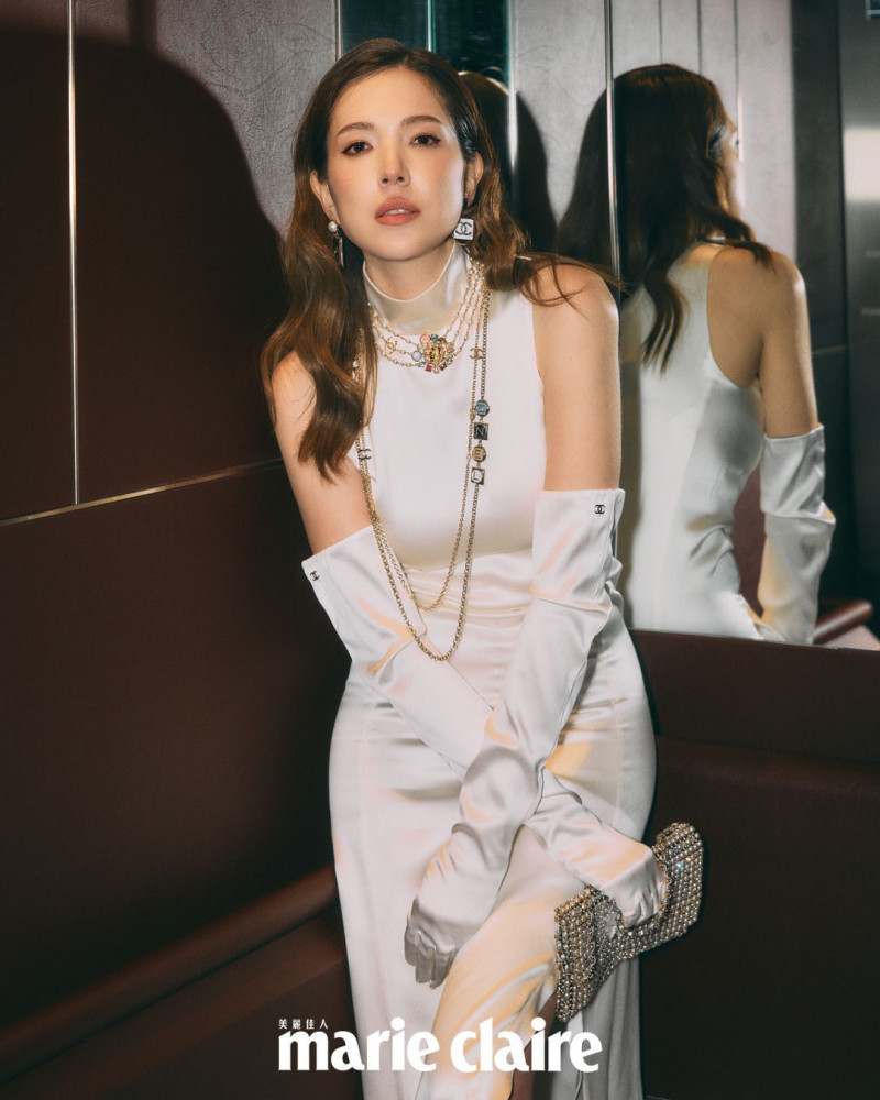 白色緞面削肩長洋裝與手套、多彩寶石長鍊、水鑽珍珠手拿宴會包、黑白雙色皮穿鍊粗跟涼鞋，all by Chanel。（marie claire美麗佳人國際中文版提供）