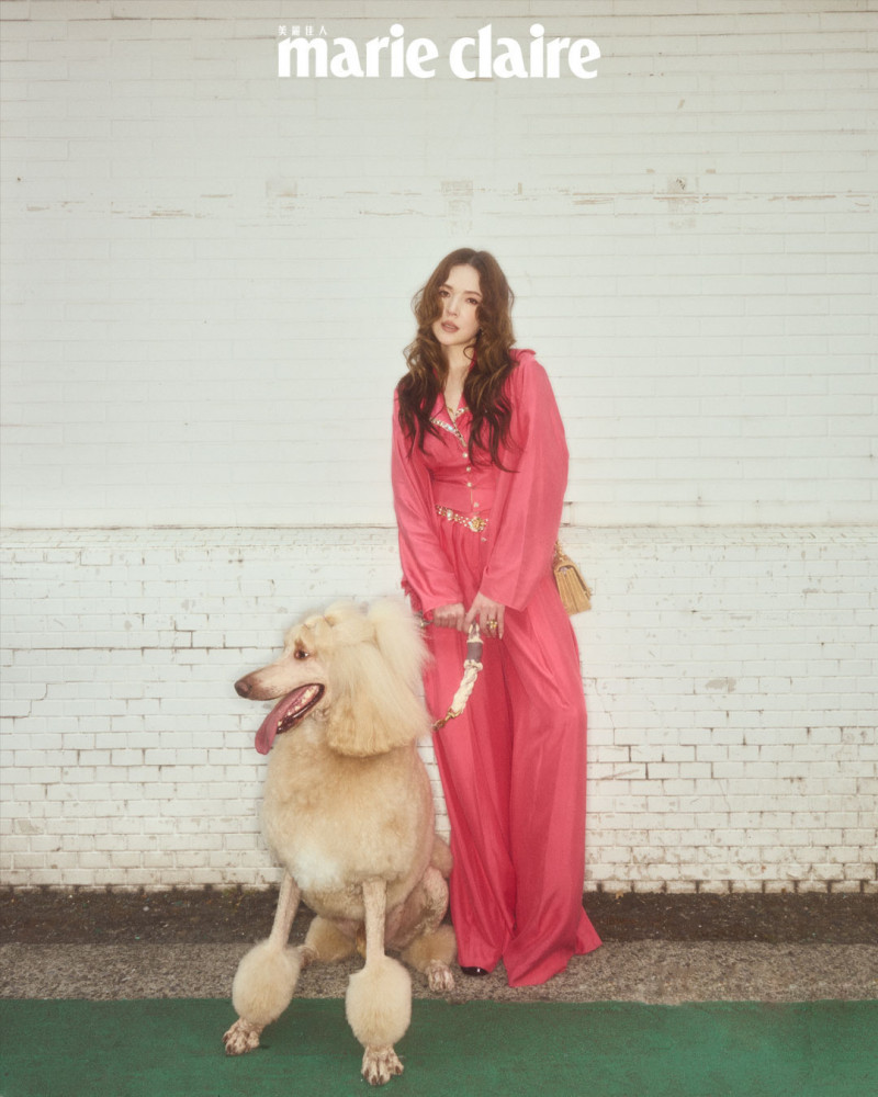 玫瑰色背心、玫瑰色襯衫、玫瑰色寬褲、項鍊、戒指、耳環、珍珠腰鍊、編織包、黑色高跟涼鞋，All by Chanel。（marie claire美麗佳人國際中文版提供）