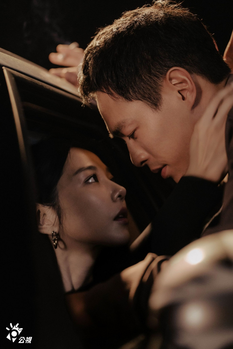 邵雨薇（左）笑稱隔著車窗的勾引戲很困難，因為脖子會很酸。（女王傳播、瀚草文創提供）