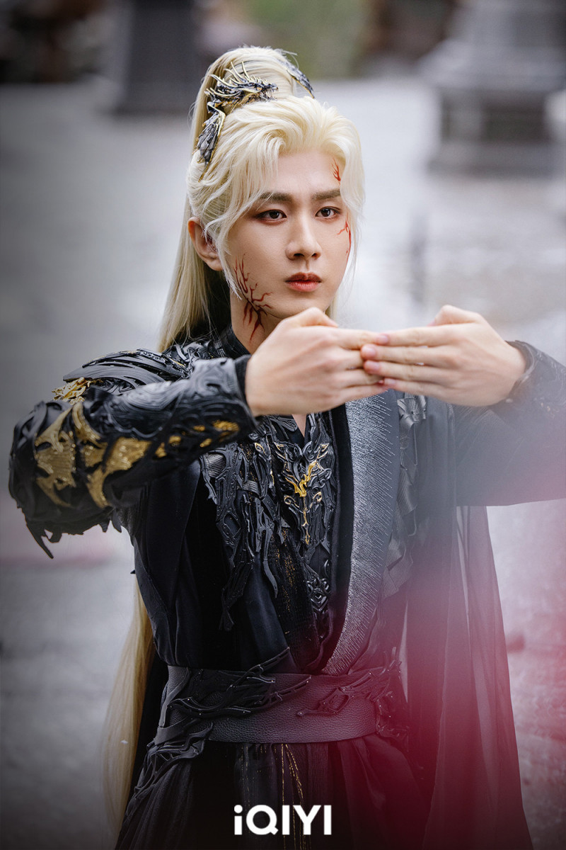 成毅飾演王權富貴，為救清瞳經歷萬箭穿心一瞬變白髮。（iQIYI愛奇藝國際版提供）