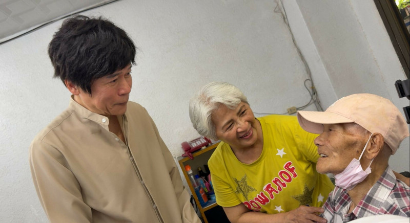 洪榮宏（左）探望恩師陳木，場面溫馨。（阿爾發音樂提供）