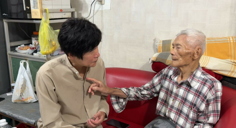 95歲的陳木（右）看見愛徒洪榮宏非常激動。（阿爾發音樂提供）