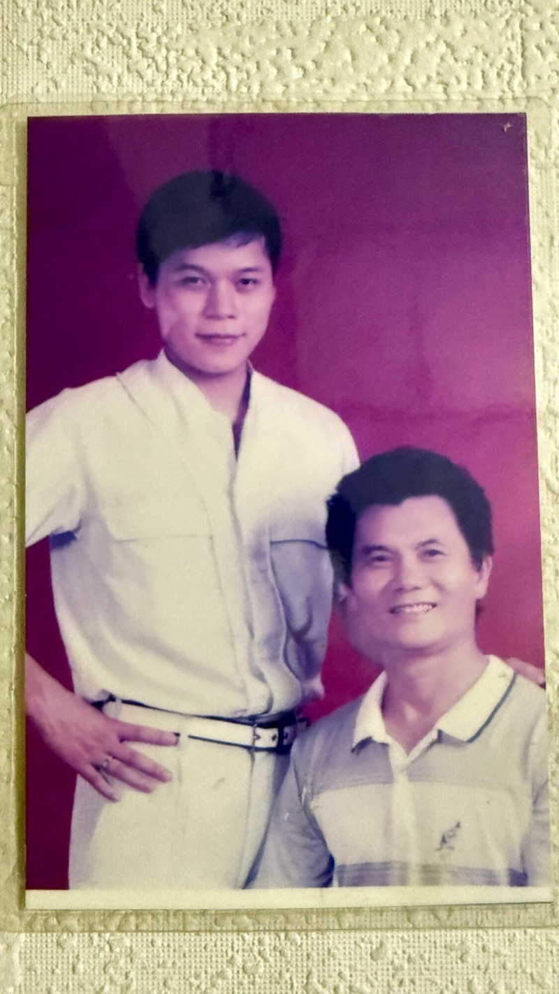洪榮宏10多歲時與恩師陳木的合照。（阿爾發音樂提供）