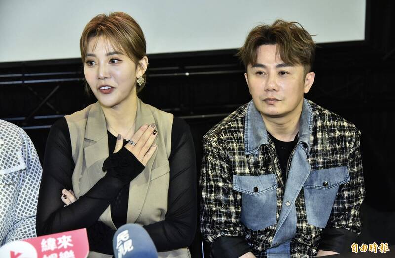 郭婷筠（左）報平安透露身體已經沒有大礙，右為彭正。（記者陳奕全攝）