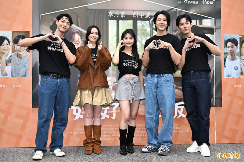 連晨翔（左起）、姚以緹、李玲葦、胡宇威、徐鈞浩齊聚光點華山出席《好好吃飯2》首映會，現場互動熱絡。（記者胡舜翔攝）