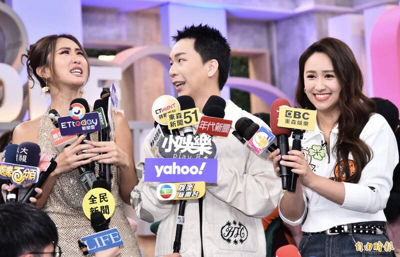 Sandy（右）代班搭檔派翠克（中）主持《小姐不熙娣》，主持陣容加入薔薔（左）。（記者陳奕全攝）