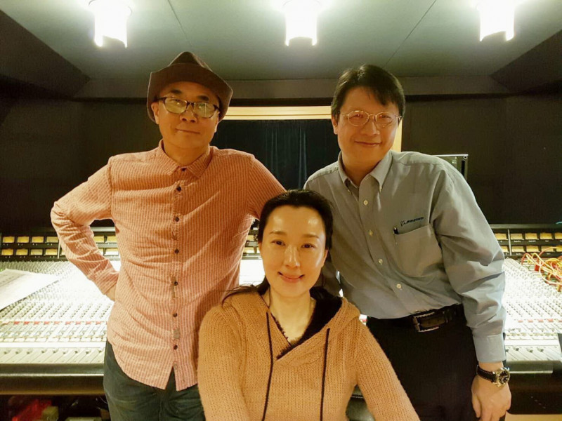 彭斯民（右）曬出與坣娜在錄音室的合影。（翻攝臉書）