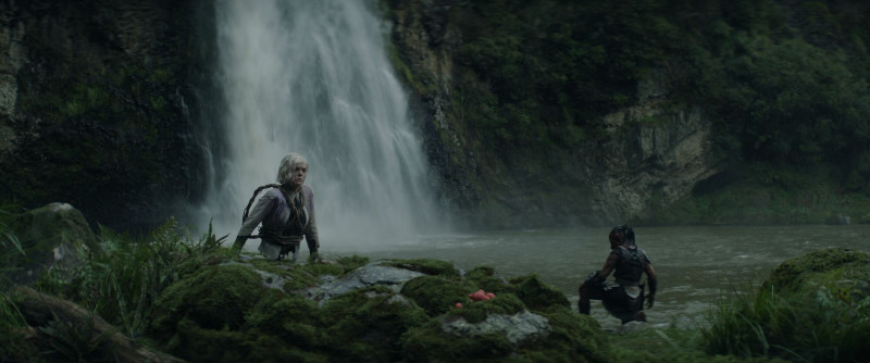 艾兒芬妮（左）在《終極戰士：殺戮星球》飾演機器人。（二十世紀影業提供）