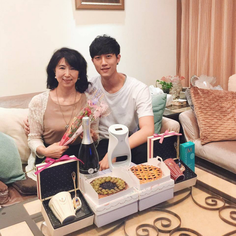 范姜彥豐（右）母親的身份為日本選美皇后。（翻攝自臉書）