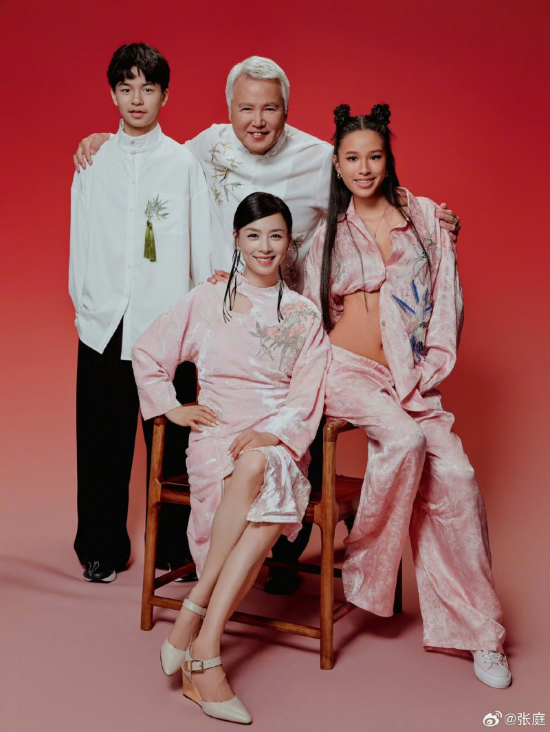 張庭與林瑞陽帶著兒女一同拍攝全家福。（翻攝自微博）