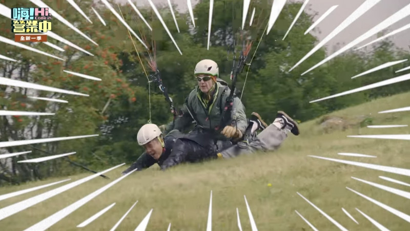 姚元浩挑戰拖曳傘。（翻攝自YT）
