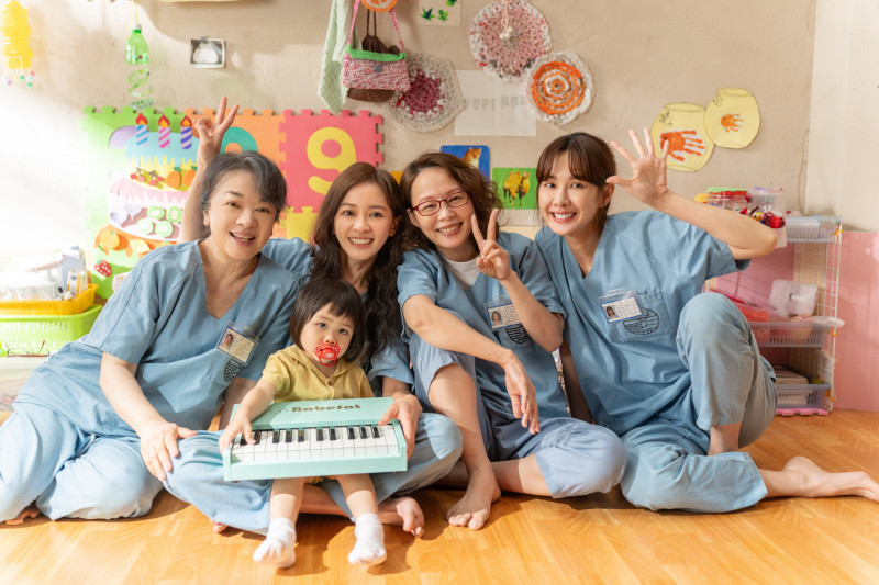 《陽光女子合唱團》圍繞一群因命運錯誤的安排，而被關入監獄的女性，透過合唱團找回自我與彼此的連結。（壹壹喜喜提供）