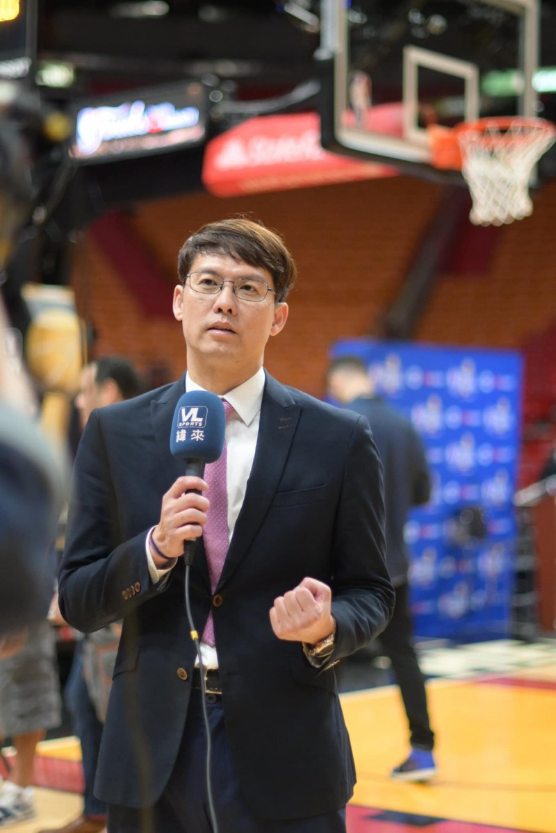 緯來體育主播張立群播報經歷橫跨25年。（翻攝自臉書）