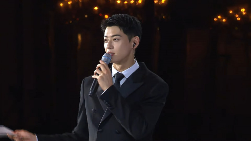 車銀優以雙聲道主持。（翻攝自YouTube）