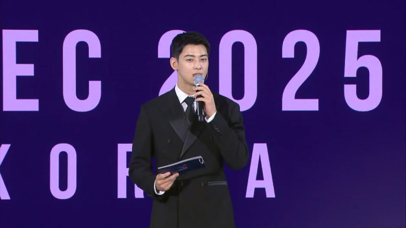 車銀優以現役軍人的身分主持APEC迎賓晚宴。（翻攝自YouTube）