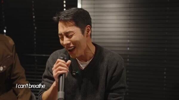 李宰旭演唱《Drowning》紮實的音樂感和控制音色的能力令人佩服。（翻攝自YouTube）