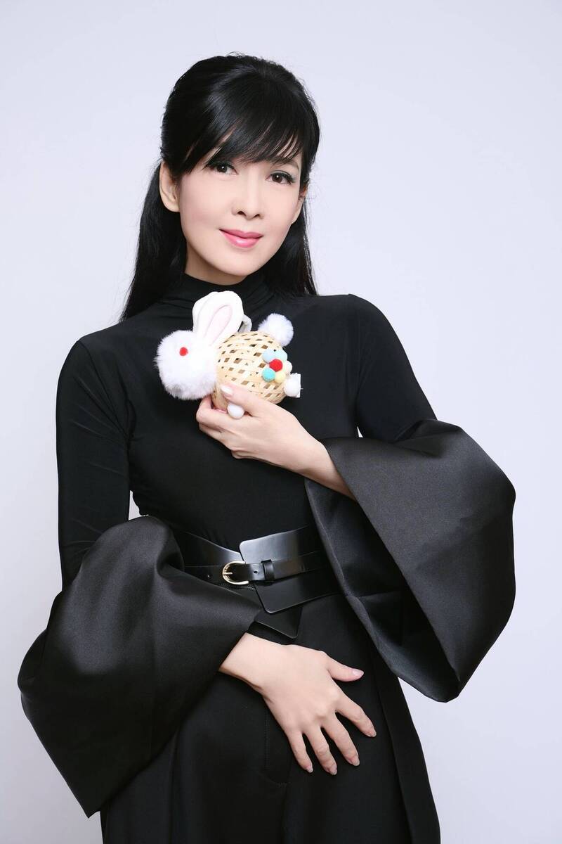 周慧敏凍齡有數，看起來仍然年輕貌美。（翻攝自臉書）