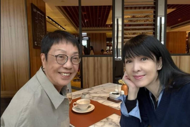 「玉女掌門人」周慧敏（右）與78歲影壇巨擘許鞍華見面，相當開心。（香港星島日報）