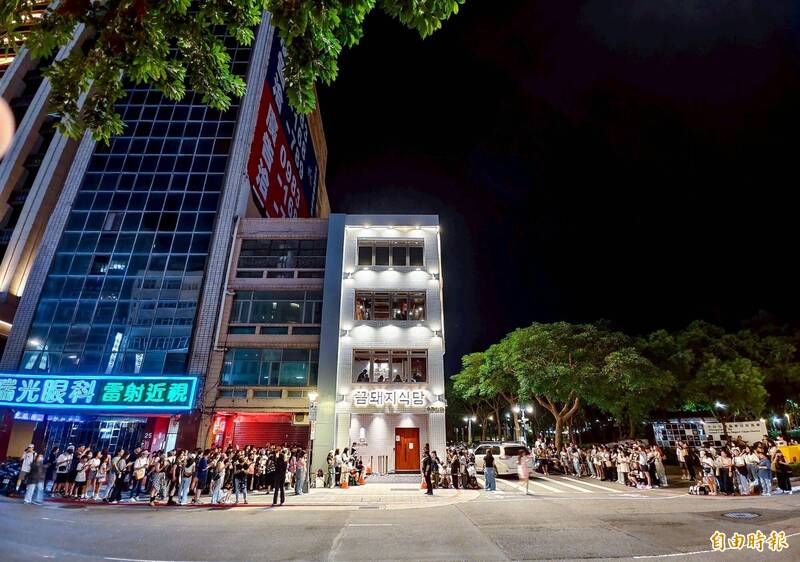 GD今年7月來台開唱時，金豬食堂外聚集上千名粉絲。（資料照，記者王文麟攝）