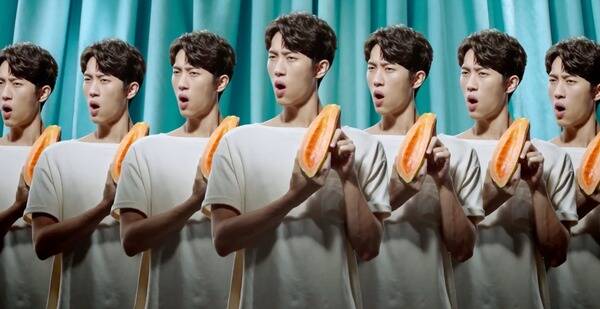 這段2018年播出的飲品廣告，范姜彥豐手持木瓜，卻被誤認為吳慷仁。（翻攝自YouTube）