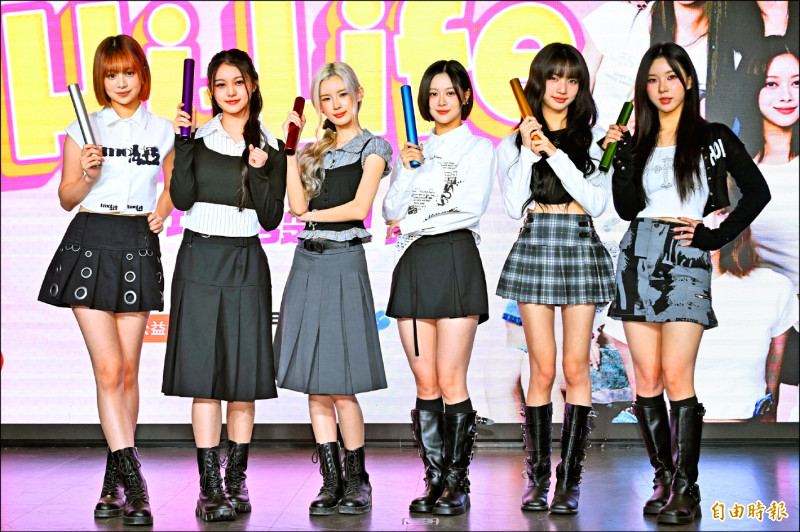 幻藍小熊擔任公益大使，近來為了高流演唱會努力排練中。（記者胡舜翔攝）