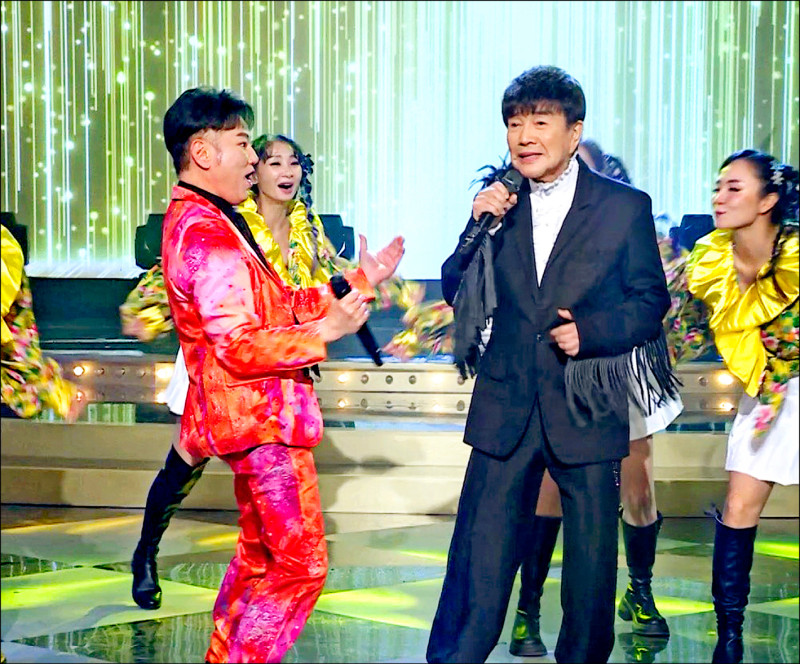 謝雷（右）破除退休謠言上節目高歌，陽帆熱情為他伴舞。（民視提供）