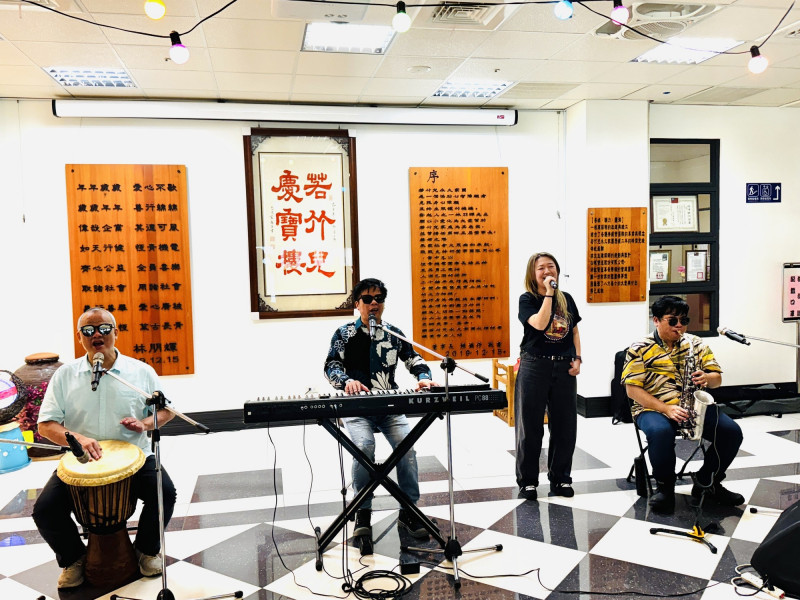 金曲歌王王俊傑攜手合作超過20年的兩位視障音樂家，在若竹兒基金會舉辦公益演唱會。（記者蔡宗勳攝）