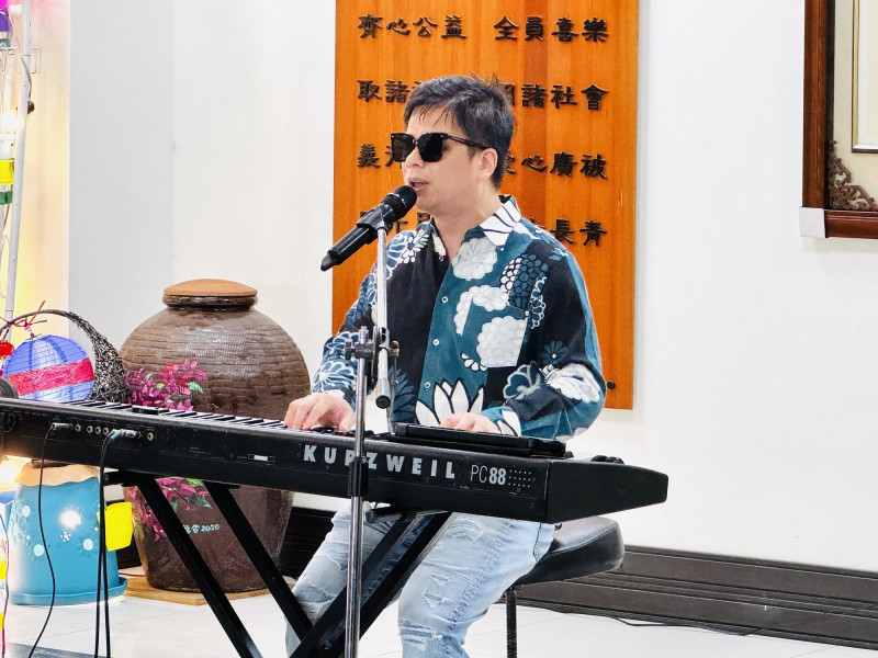 金曲歌王王俊傑在若竹兒基金會演唱台語歌謠。（記者蔡宗勳攝）