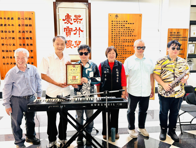 金曲歌王王俊傑攜手合作超過20年的兩位視障音樂家，在若竹兒基金會舉辦公益演唱會。（記者蔡宗勳攝）