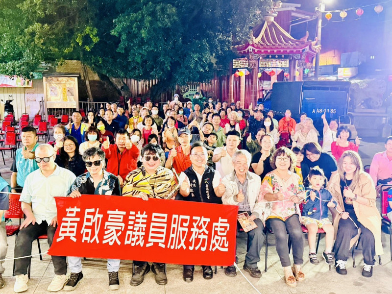 《門口埕的Melody》在嘉義民雄鄉騎虎王爺廟廣場開唱。（記者蔡宗勳攝）