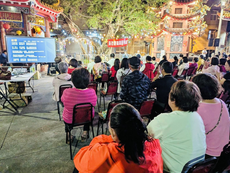 嘉義民雄鄉騎虎王爺廟廣場坐滿聆聽台語歌謠的鄉親。（記者蔡宗勳攝）