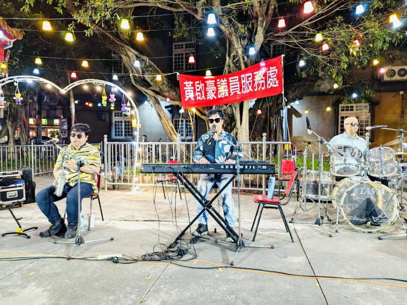 金曲歌王王俊傑攜手合作超過20年的兩位視障音樂家，廟口開唱。（記者蔡宗勳攝）