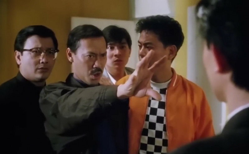 馮淬帆（左二）在港片《最佳損友》飾演的「牛精帆」（台灣版叫：牛頭帆）是經典喜劇角色，雖然他本人不喜歡。（翻攝自YouTube）