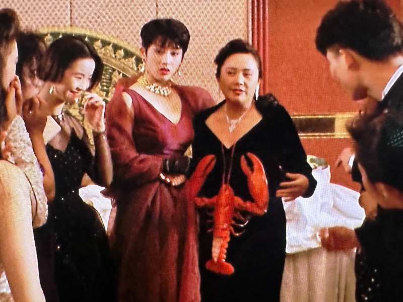 影后葉德嫻在《與龍共舞》的龍蝦裝，粵語台詞的設計不是台灣觀眾熟悉的「Sit Down Please」。（翻攝自YouTube）