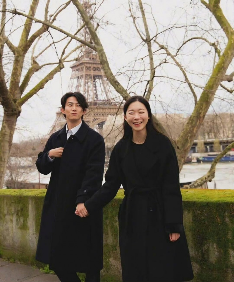 玉澤演（左）以及圈外女友在巴黎的照片意外在今年初被攝影師團隊曝光，意外揭露女友長相。（翻攝自IG）