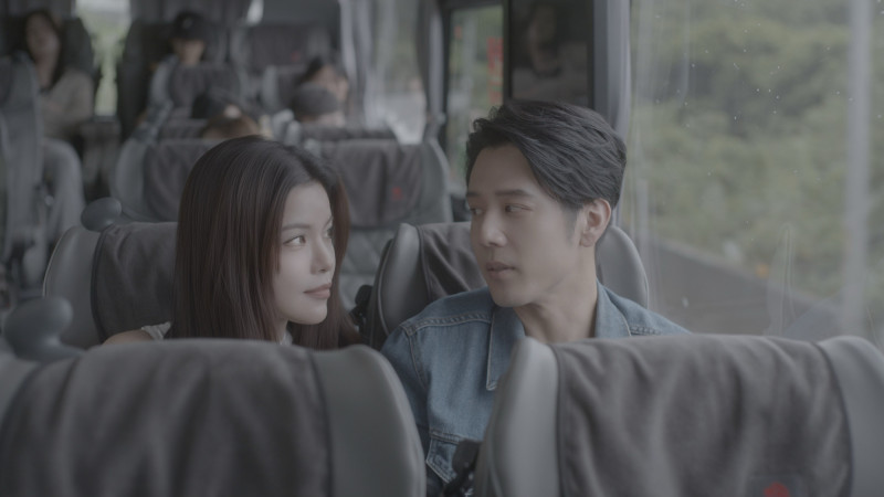 謝凱蒂（左）在《就算一個人也可以好好的吃飯2》嘗試搭訕胡宇威。（公視+提供）