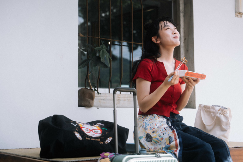 李玲葦在《就算一個人也可以好好的吃飯2》滿足的吃著便當。（公視+提供）