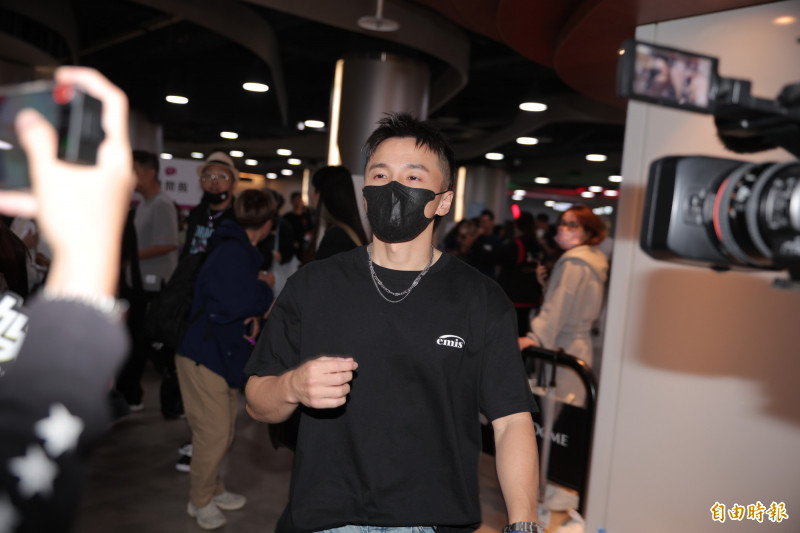 阿緯低調朝聖GD演唱會。（記者王文麟攝）