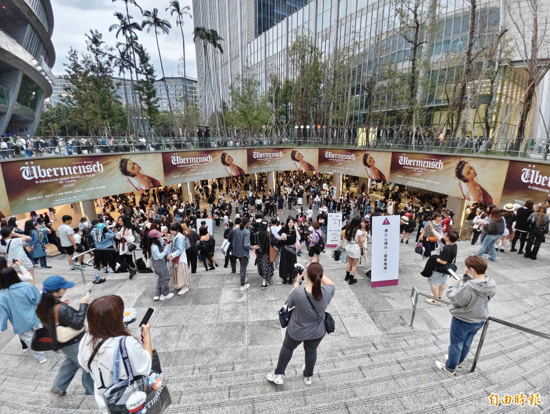 上萬GD粉絲出現在大巨蛋外。（記者王文麟攝）