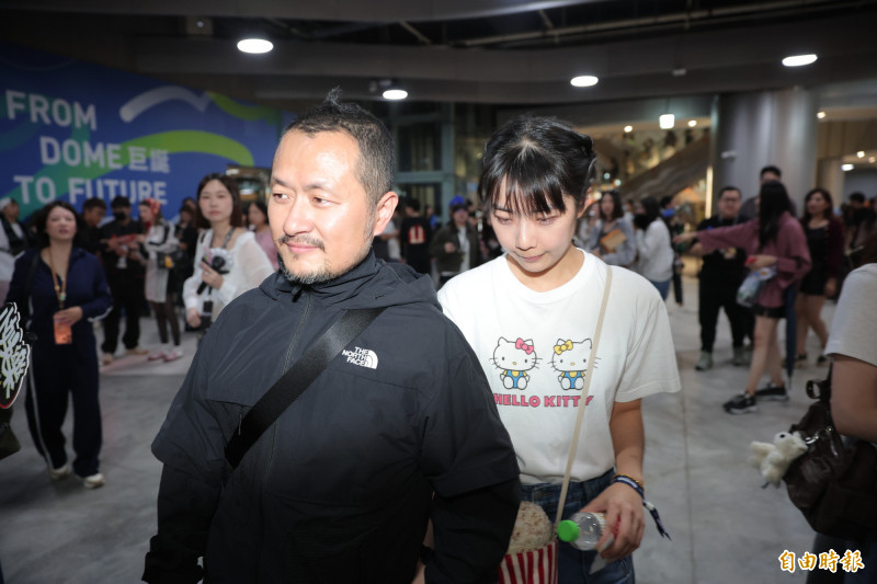 九把刀夫婦現身GD演唱會。（記者王文麟攝）